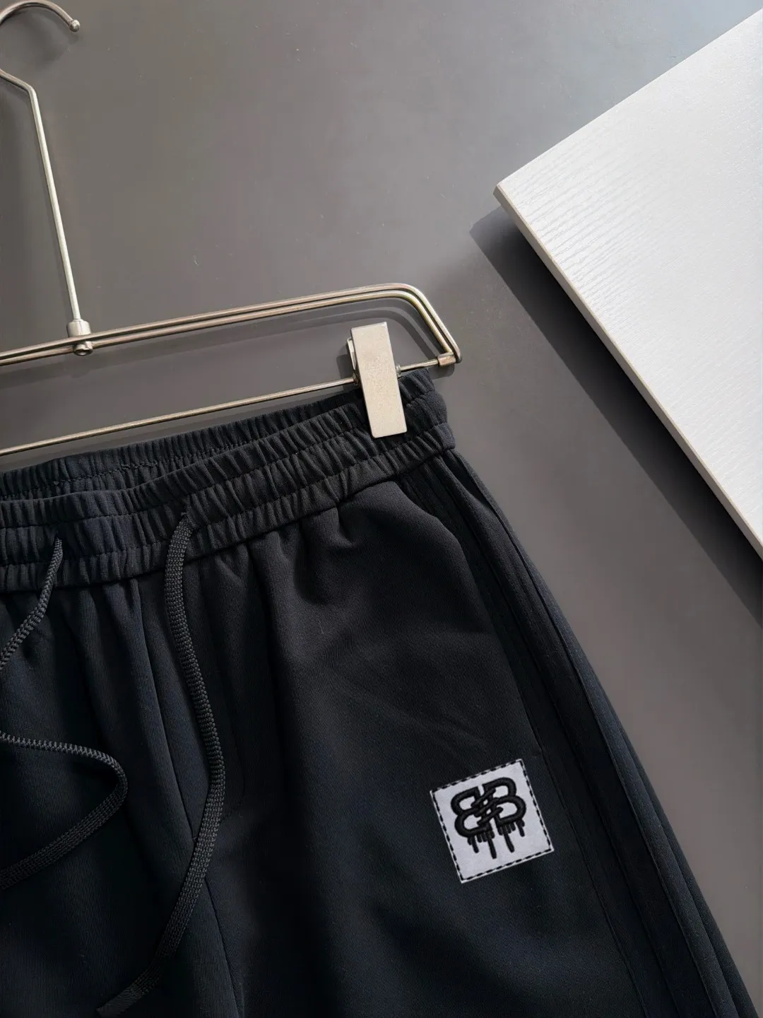 Next day shipment P195 Balenciaga 2026 Autumn and Winter New Arrival elastic band casual pants, counter-customized fabrics, Breathable, high comfort, impeccable details, brand element design concept, reflecting high quality. It feels delicate and soft! It presents a casual cut and the upper body shape is great! Sizes:S-3XL